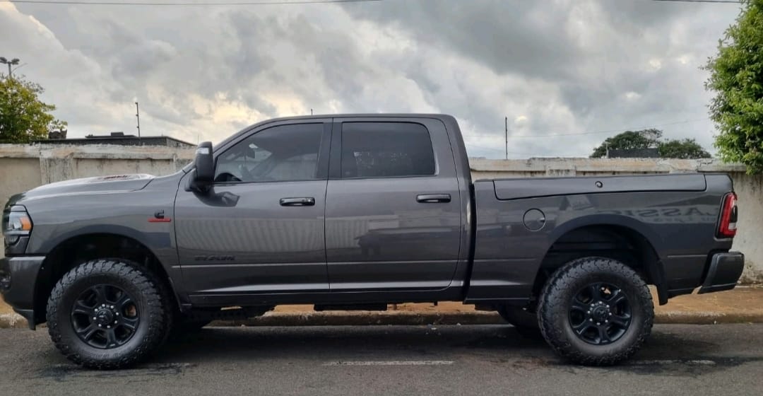 2500 Night Ed. 6.7 Laramie (c/ ram box)