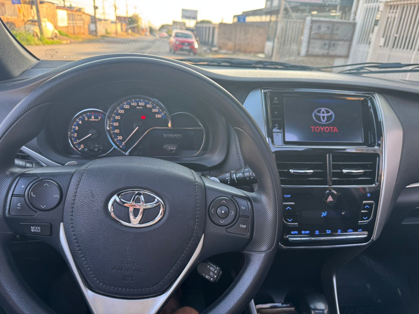 YARIS XLS COM TETO SOLAR